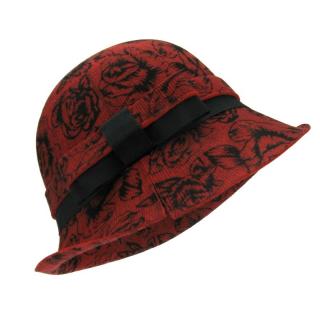 Červený vlněný klobouk s růžemi (Dámský klobouk s ozdobou)