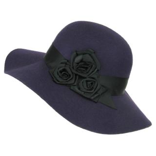 Fialový klobouk s černými růžemi (Dámský klobouk s širokou krempou)