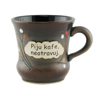 Hrnek "Piju kafe, neotravuj" (Hrneček z keramiky s vtipným nápisem)