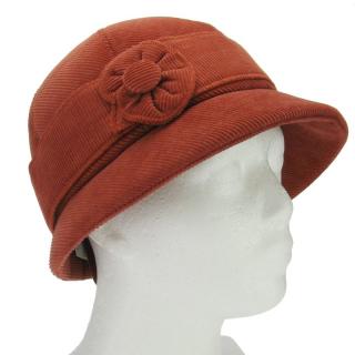 Manšestrový klobouk s atypickou krempou (Dámský klobouk s ozdobou rezavý)