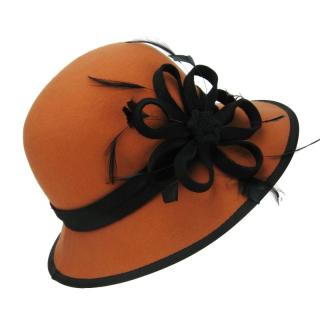Oranžový plstěný klobouk s peřím (Dámský klobouk s širokou krempou)