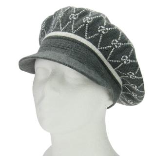 Pletená čepice s kšiltem vzorovaná šedá (Čepice pro dámy s kšiltem)