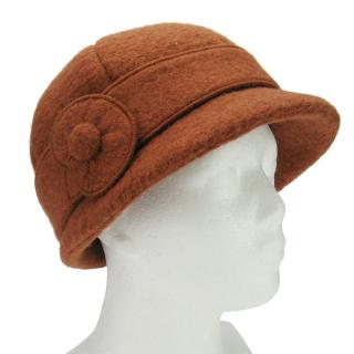 Rezavý klobouk s atypickou krempou (Dámský klobouk s ozdobou)