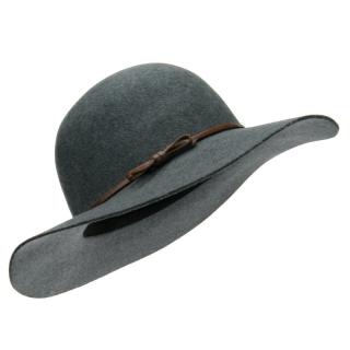 Šedý plstěný klobouk s řemínkem (Dámský klobouk s širokou krempou SRT22)