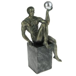 Soška sportovce s míčem 33 cm (Figurka sportovce sedícího na kostce)