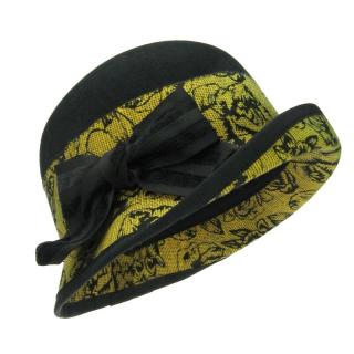 Žlutý vlněný klobouk s růžemi (Dámský klobouk s ozdobou)