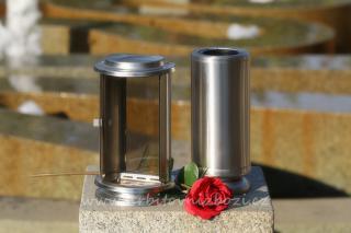 Hřbitovní lampa a váza broušená nerez