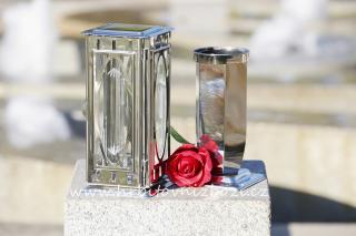 Hřbitovní lampa s oválem a malou vázou