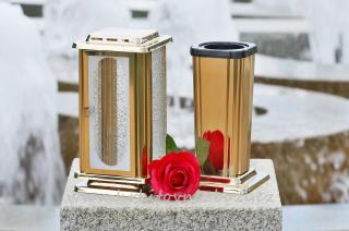 Hřbitovní lampa s vázou na hrob zlatý odstín