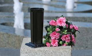 Hřbitovní váza černá g10