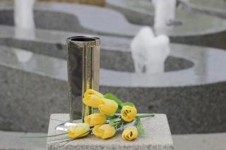 Hřbitovní váza s ornamentem