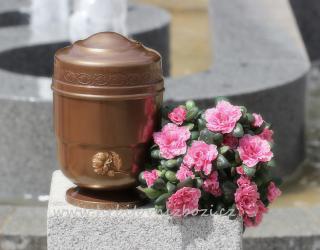 Urna hliníková bronzové barvy s mosaznou kytkou (Pohřební urna)