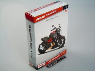 Ducati Diavel Carbon 2011 Kit (sběratelský model, určeno pouze k vystavení)