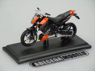 KTM 690 Duke (sběratelský model, určeno pouze k vystavení)