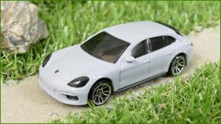 Angličák - Autíčko Hot Wheels Porsche Panamera Turbo S E-Hybrid Sport Turismo