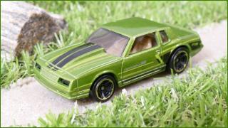 Angličák - Hot Wheels Autíčko ´86 Monte Carlo SS