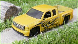 Angličák - Hot Wheels Autíčko Chevy Silverado