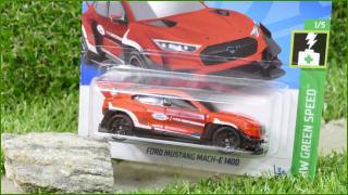 Angličák Model Autíčka Hot Wheels Autíčko Ford Mustang Mach-E 1400 (HW GREEN SPEED) - prasklý plast krabičky vzadu