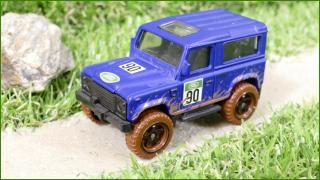 Hot Wheels Autíčko Land Rover Defender 90