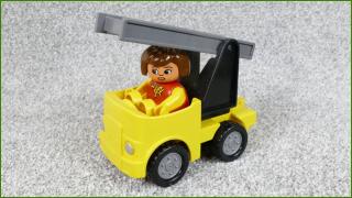 Lego Duplo autíčko s figurkou a žebříkem