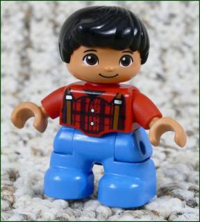 Lego® Duplo® Figurka Dítě v Červeném s Kšandami (Lego® Duplo®)