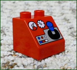 Lego® Duplo® Kostka 2x2 Červená Zkosená - Panel s Joystikem (Lego® Duplo®)