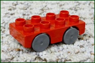 Lego® Duplo® Podvozek Malý 2x4 Červený - Šedá Kola (Lego® Duplo®)