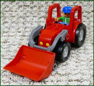 Lego® Duplo® Traktor s Radlicí a Figurkou Červený (Lego® Duplo®)