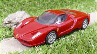 Model Autíčka Shell V-Power (Hotwheels) - Enzo Ferrari - natahovací