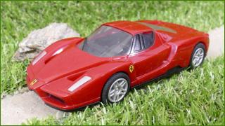 Model Autíčka Shell V-Power (Hotwheels) - Enzo Ferrari - natahovací