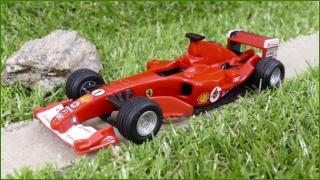 Model Autíčka Shell V-Power (Hotwheels) - Ferrari F2005 - natahovací