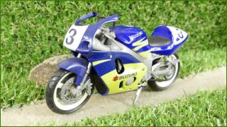 Model Replika Maisto Motorka 1:18 - Suzuki