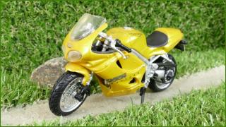 Model Replika Maisto Motorka 1:18 - Triumph 955i Daytona