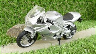 Model Replika Maisto Motorka 1:18 - Triumph 955i Daytona