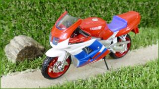 Model Replika Maisto Motorka 1:18 - Yamaha FZR600R