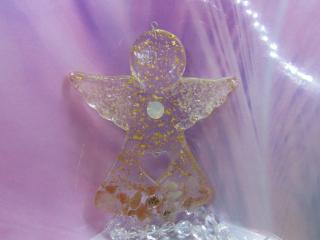 Anděl - ochránce domova Sluneční kámen  Vločky zlata (orgonit, andílek, pravý sluneční kámen, vločky plátkového zlata)