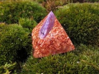 Andělská Orgonitová minipyramida s Čaroitem  (orgonit, dosah působení minipyramidky cca 1,5-2 metry )