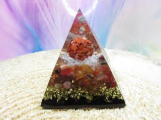 Dárek k nákupu nad 1.800,- "Ukotvuji se a nacházím své pravé Já" orgonit pyramida, dosah cca 6-8 metrů (orgonitová pyramida, křišťál, rubelit, verdeli červený jaspis, karneol, šungitový pudr)