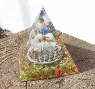 "Dotkněte se nebe" , orgonit pyramida 6x6cm (opalit, květ života, safír surový, akvamarín, olivín, vločky mědi)
