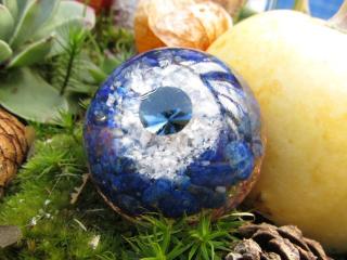 "Já vidím" orgonit polokoule, dosah cca 2metry (lapis lazuli, vločky mědi, chatonová růže Preciosa, orgonitová polokoule)