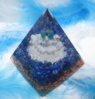"Následuji volání duše" orgonit pyramida 6x6cm (křišťál, neonový apatit, lapis lazuli, měsíční kámen)