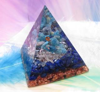 "Něha radosti a optimismu" , orgonit pyramida 6x6cm (surový safír, apatit neonový, lapis lazuli, vločky mědi)