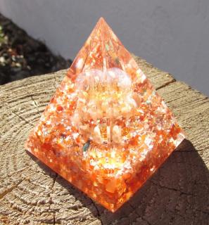 "Něžné slunečné pohlazení" , orgonit pyramida 6x6cm (citrín, sluneční kámen, karneol, vločky plátkové mědi)