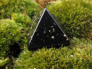 Ochranná Orgonitová minipyramida se šungitem (orgonit, dosah působení minipyramidky cca 1,5-2 metry )