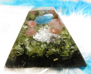 Orgonit "Klíčící láska" (3,5 cm,  dosah cca 3 metry) (orgonit, neonový apatit, růžový turmalín, olivín, šungit)