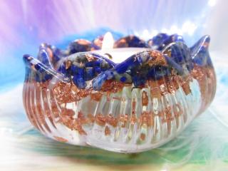 Orgonit Lotosový květ - 3v1 svícen, stojan na vonné tyčinky - Inspirující Lapis Lazuli (orgonit na čištění kamenů, lapis lazuli, měď)