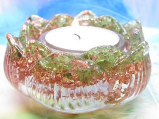 Orgonit Lotosový květ - 3v1 svícen, stojan na vonné tyčinky - Radostný Olivín (orgonit na čištění kamenů, olivín, měď)