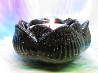 Orgonit Lotosový květ - 3v1 svícen, stojan na vonné tyčinky - Šungitový pudr (orgonit na čištění kamenů, šungitový pudr, měď)