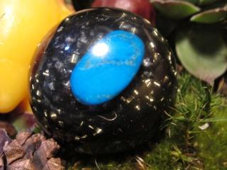 Orgonit Modré sny - polokoule (3,7 cm, dosah cca 2 metry (orgonit, modrý howlit, šungitový pudr)