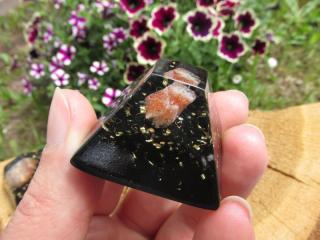 Orgonit "Mraky na duši rozežene" se slunečním kamenem a šungitem (3,5 cm,  dosah cca 3 metry) (orgonit,pravý sluneční kámen, šungitový pudr, mosaz)